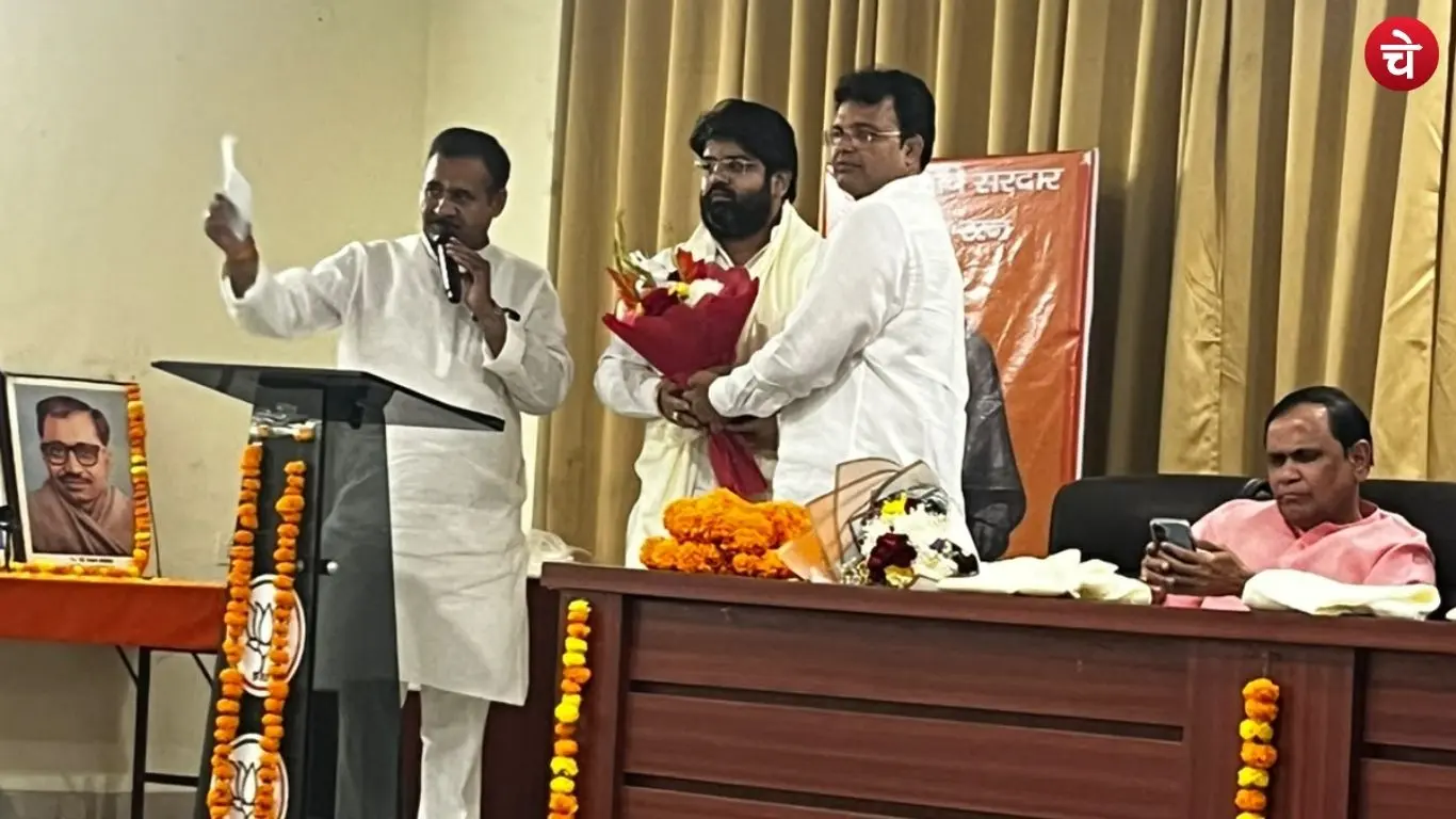 Morcha President Umesh Pehalwan welcoming BJP OBC Morcha State Secretary Prashant Goswami